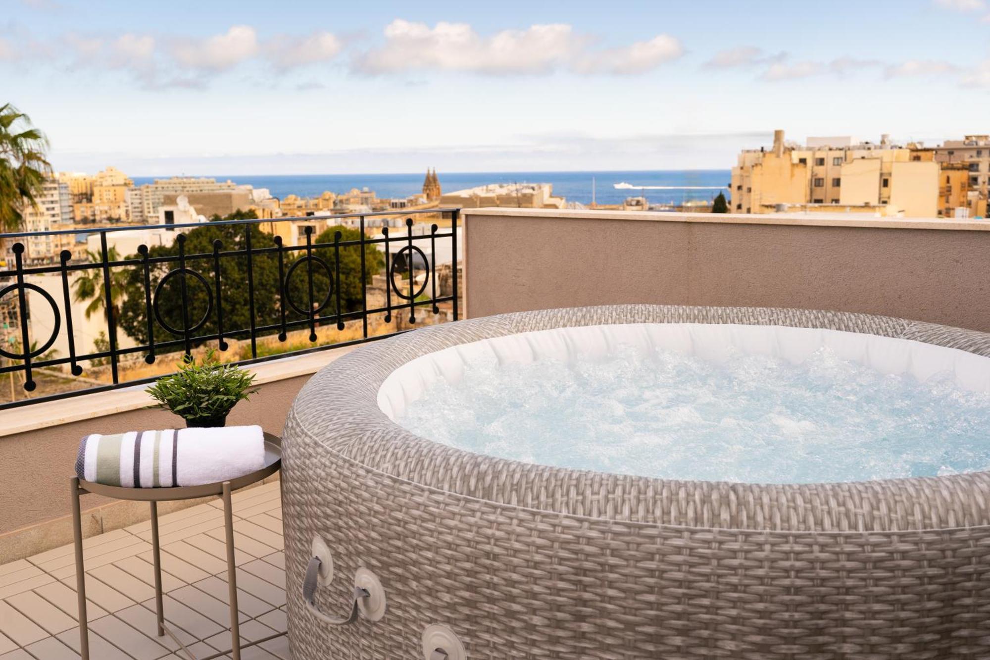 Apartment La88 Bayview Penthouse With Jacuzzi